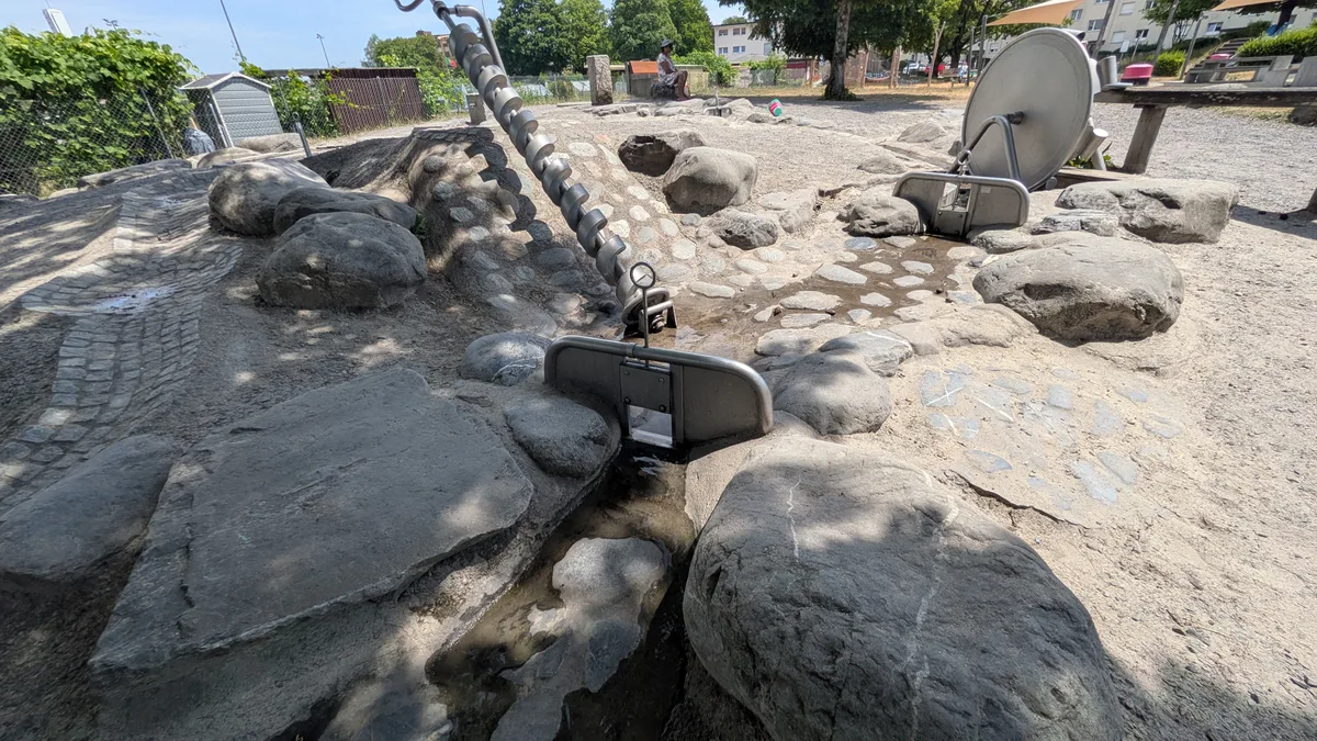 Ein Bächli-Spielplatz mit Staustufen, da hat eindeutig ein Landschaftsarchitekt mit kindlicher Seele mitgewirkt. Impressionen aus einem Spielplatz.